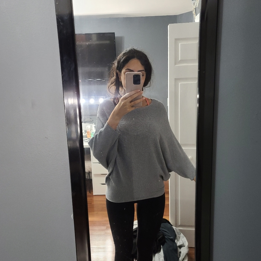 2/25$ 🛍 Grey Top - Picture 5 of 5